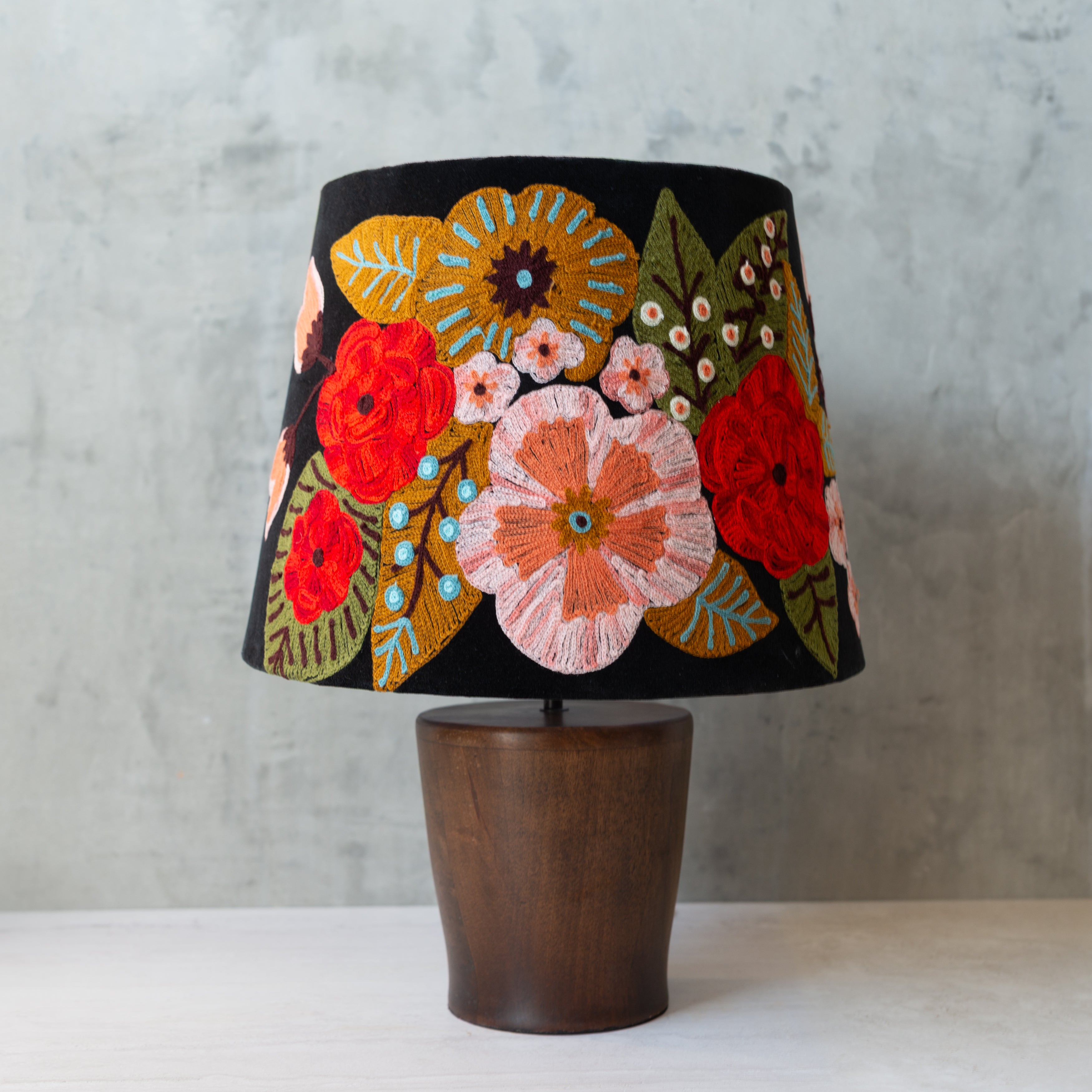 Broderi | Velvet Table Lamp | Flora Lisse