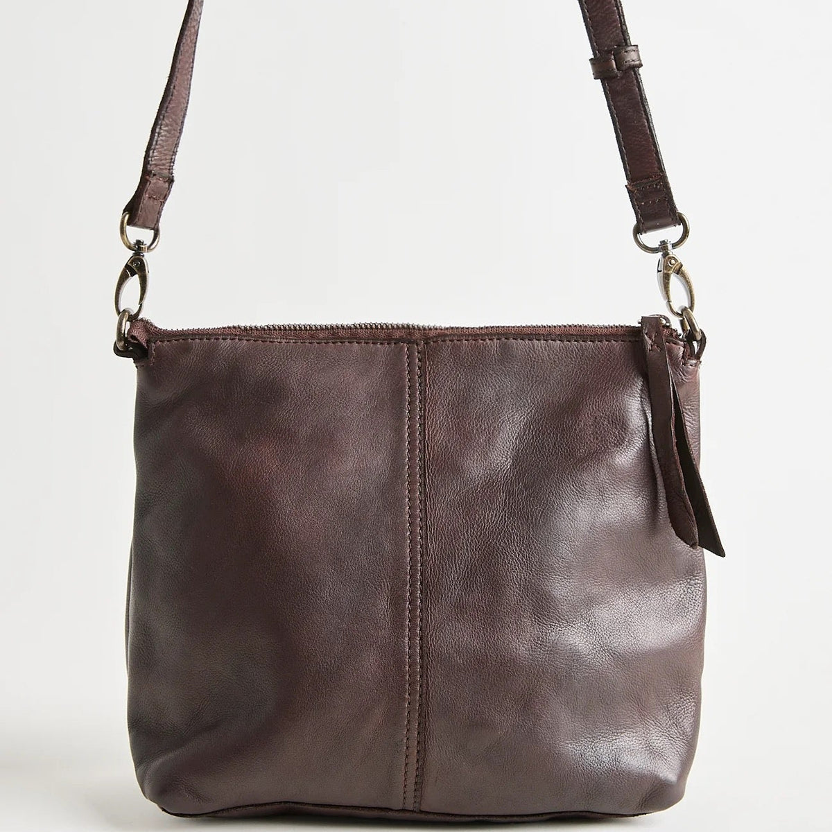 Juju & Co. | Essential Crossbody Bag | Chocolate