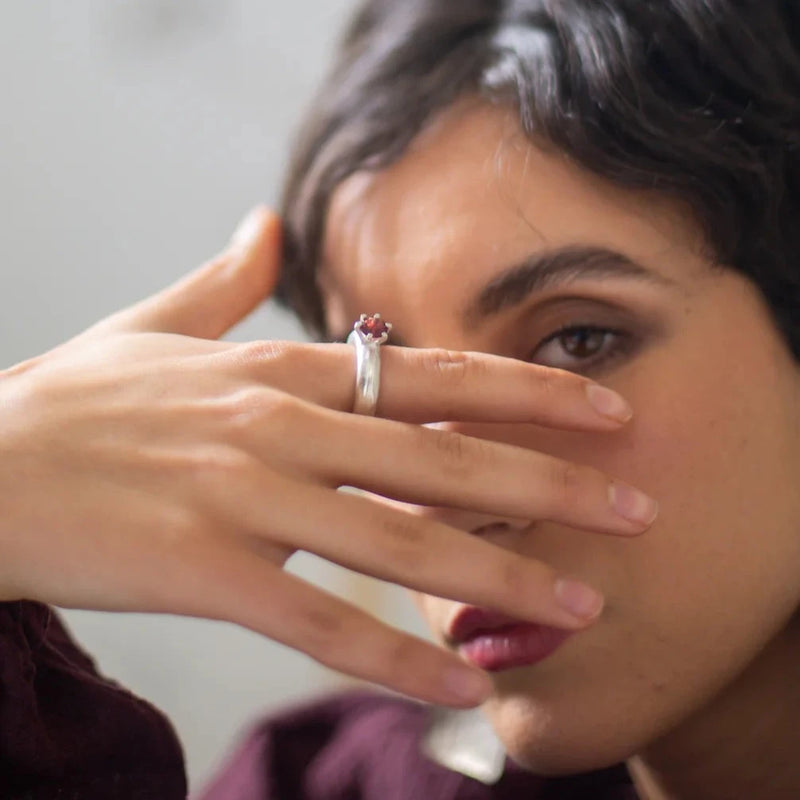 The Stone Signet Ring | Silver | Garnet