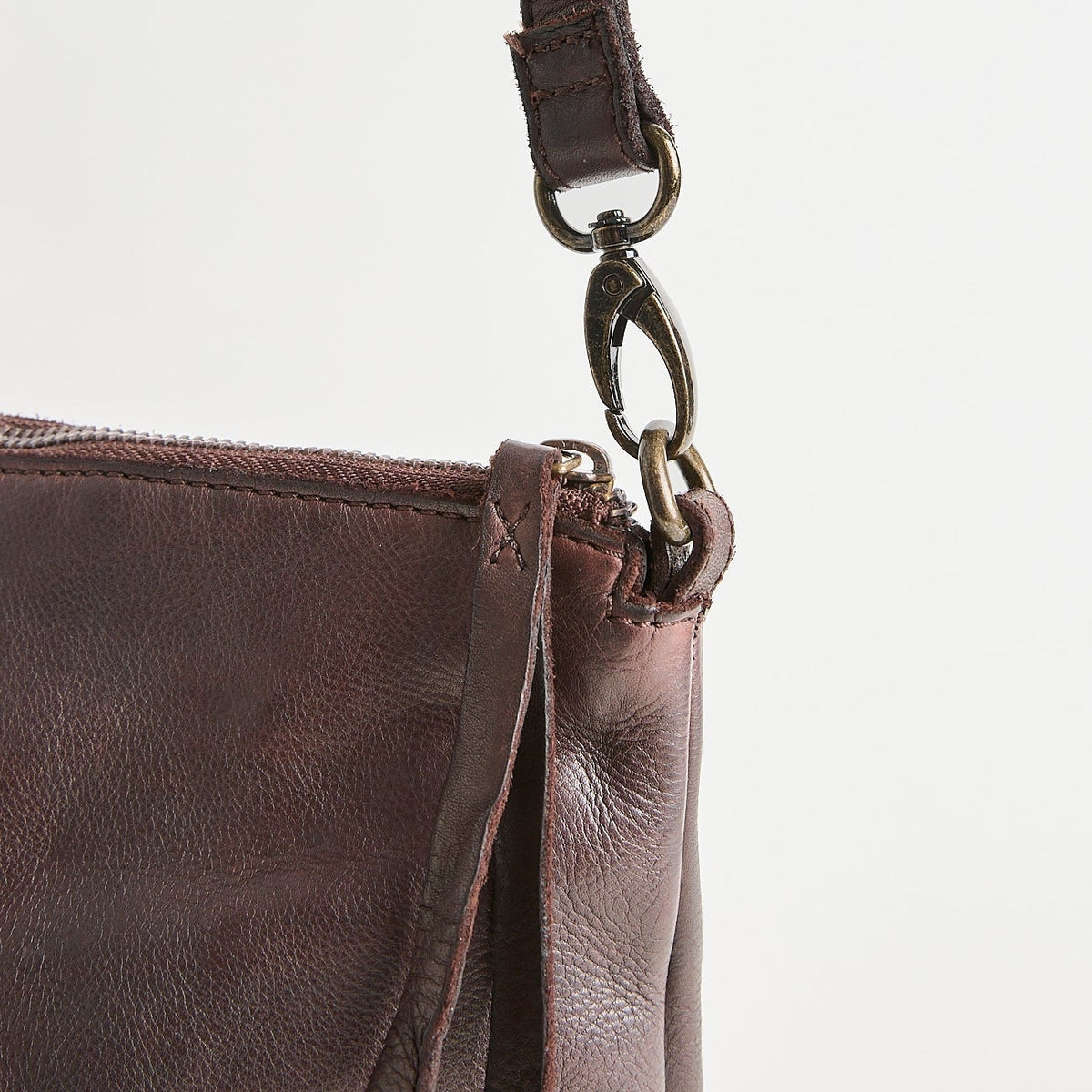Juju & Co. | Essential Crossbody Bag | Chocolate