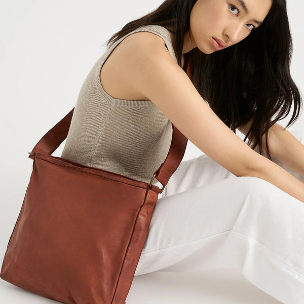 Juju & Co. | Classic  Leather Slouchy Bag | Cognac