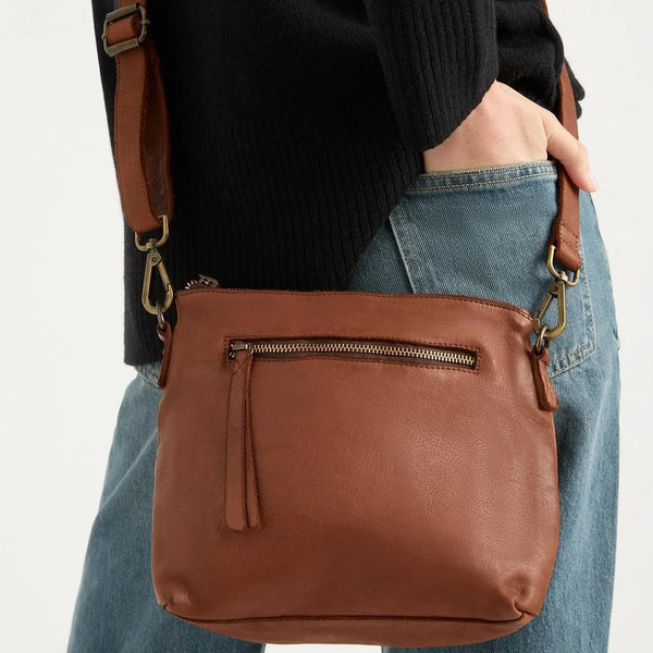 Juju & Co. | Essential Crossbody Bag | Cognac