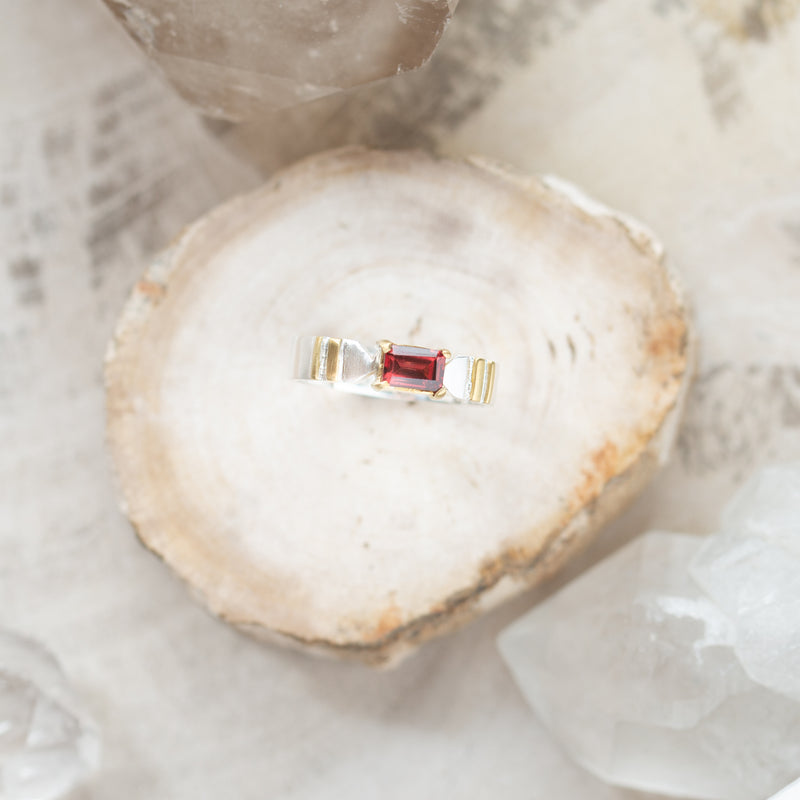 vS|A The Klar | Garnet Ring