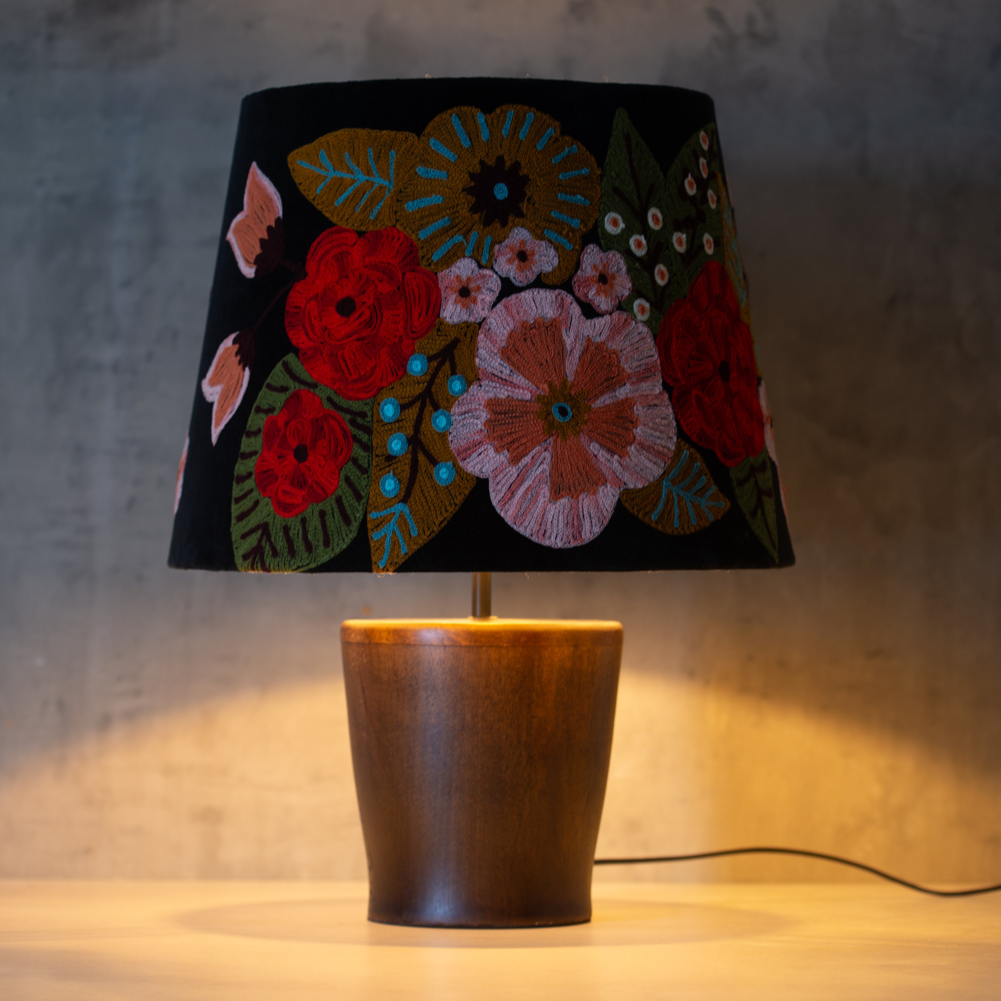Broderi | Velvet Table Lamp | Flora Lisse